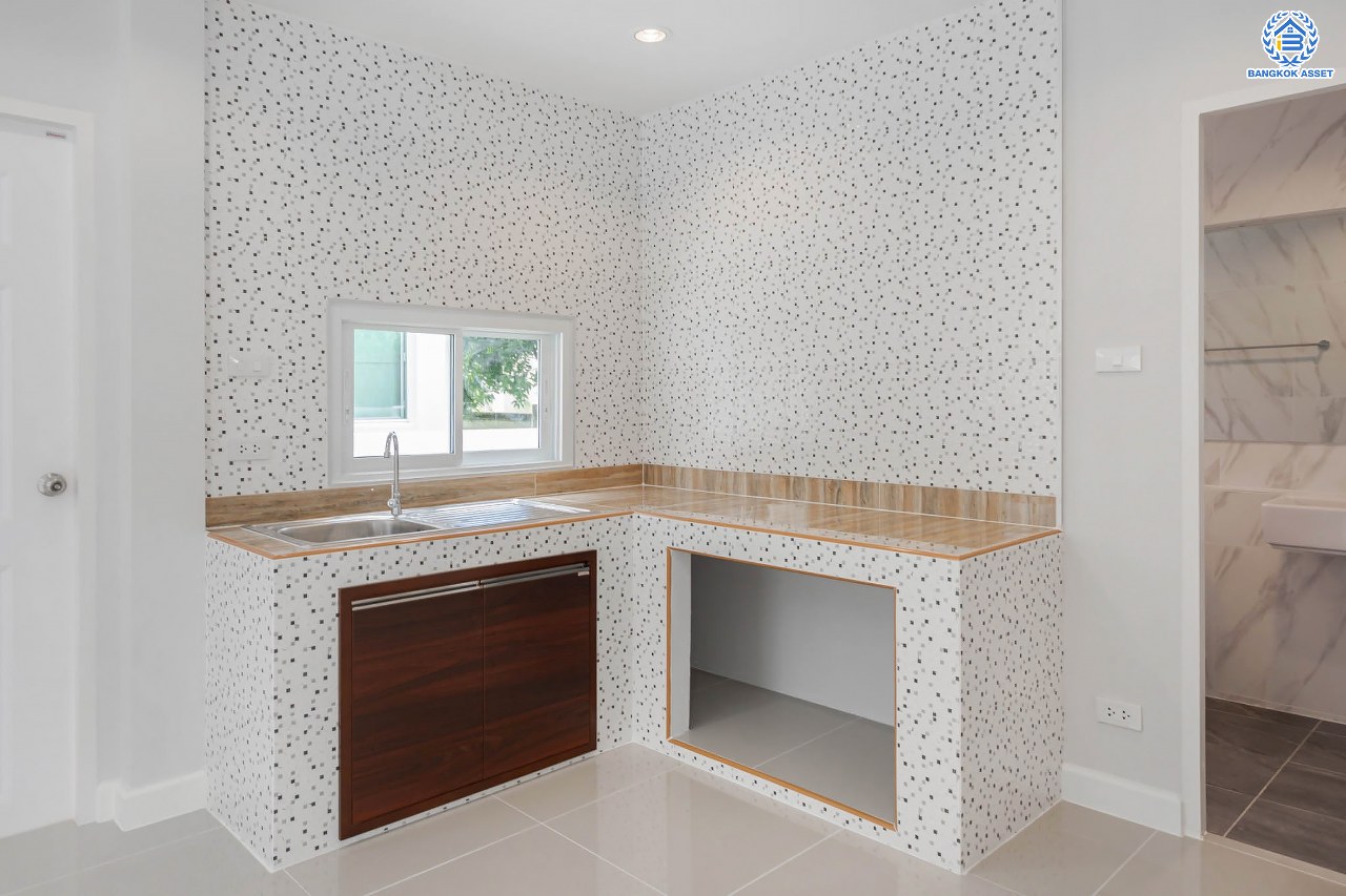 บ้านมือสองตกแต่งใหม่ ม.ชวนชื่น บรู๊คไซด์ ราชพฤกษ์-ติวานนท์ เนื้อที่ 53.6 ตร.ว. ฟังก์ชัน 3 ห้องนอน 2 ห้องน้ำ จอดรถได้ 1 คัน บรรยากาศเงียบสงบเป็นส่วนตัว สิ่งอำนวยความสะดวกมากมาย! บนทำเลศักยภาพ หน้าโครงการติดถนนใหญ่ ใกล้จุดขึ้นทางด่วน "ศรีสมาน"